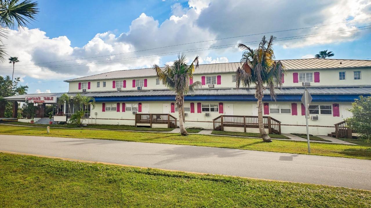 Captain'S Table Hotel By Everglades Adventures Екстериор снимка