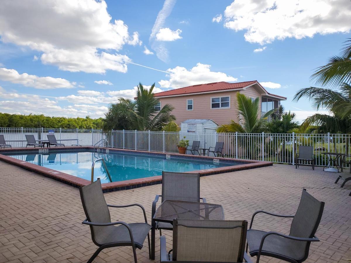 Captain'S Table Hotel By Everglades Adventures Екстериор снимка