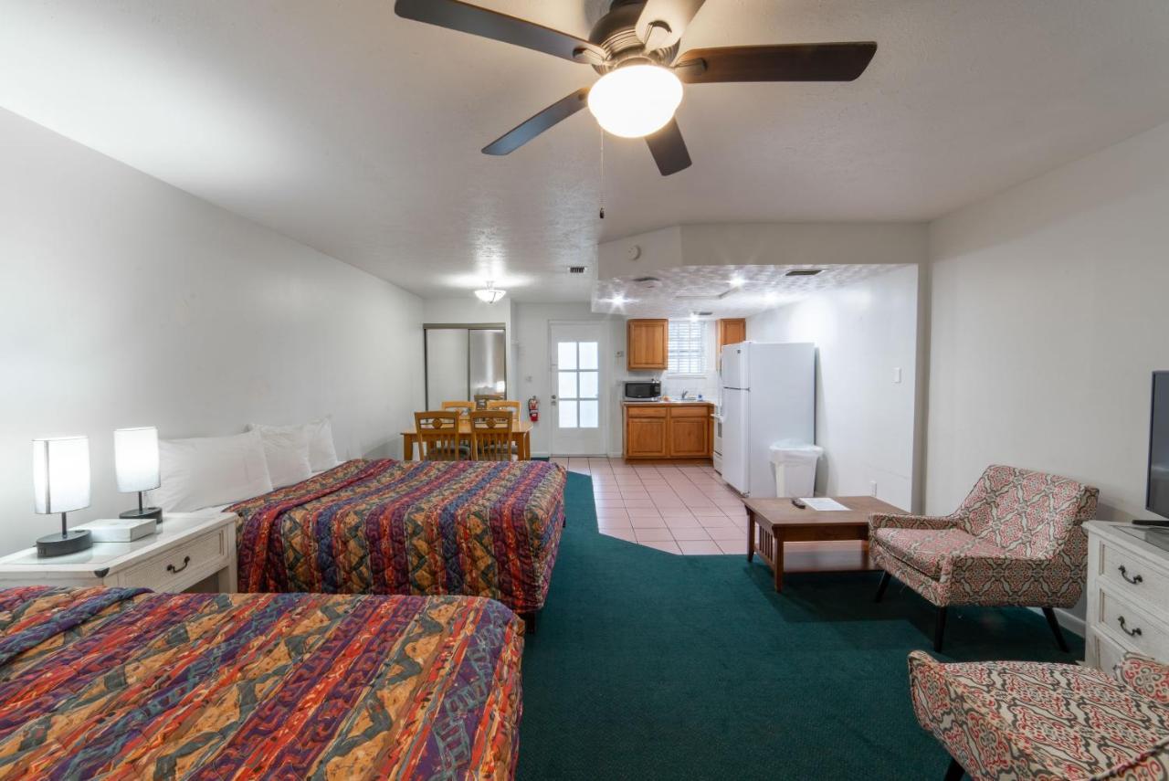 Captain'S Table Hotel By Everglades Adventures Екстериор снимка