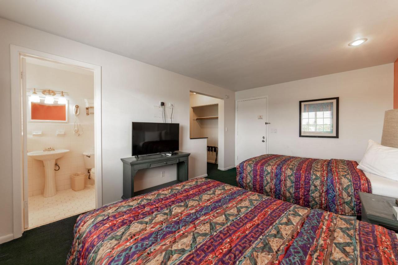 Captain'S Table Hotel By Everglades Adventures Екстериор снимка