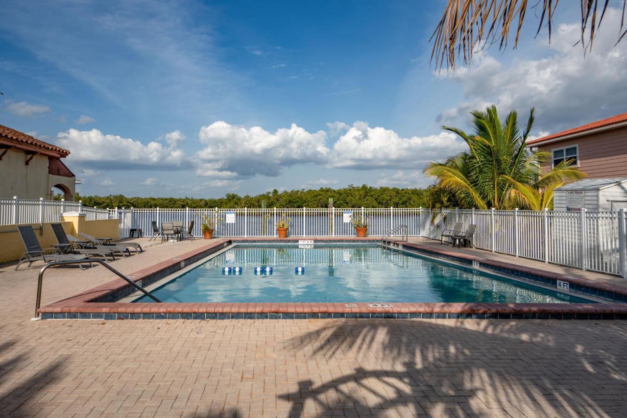 Captain'S Table Hotel By Everglades Adventures Екстериор снимка
