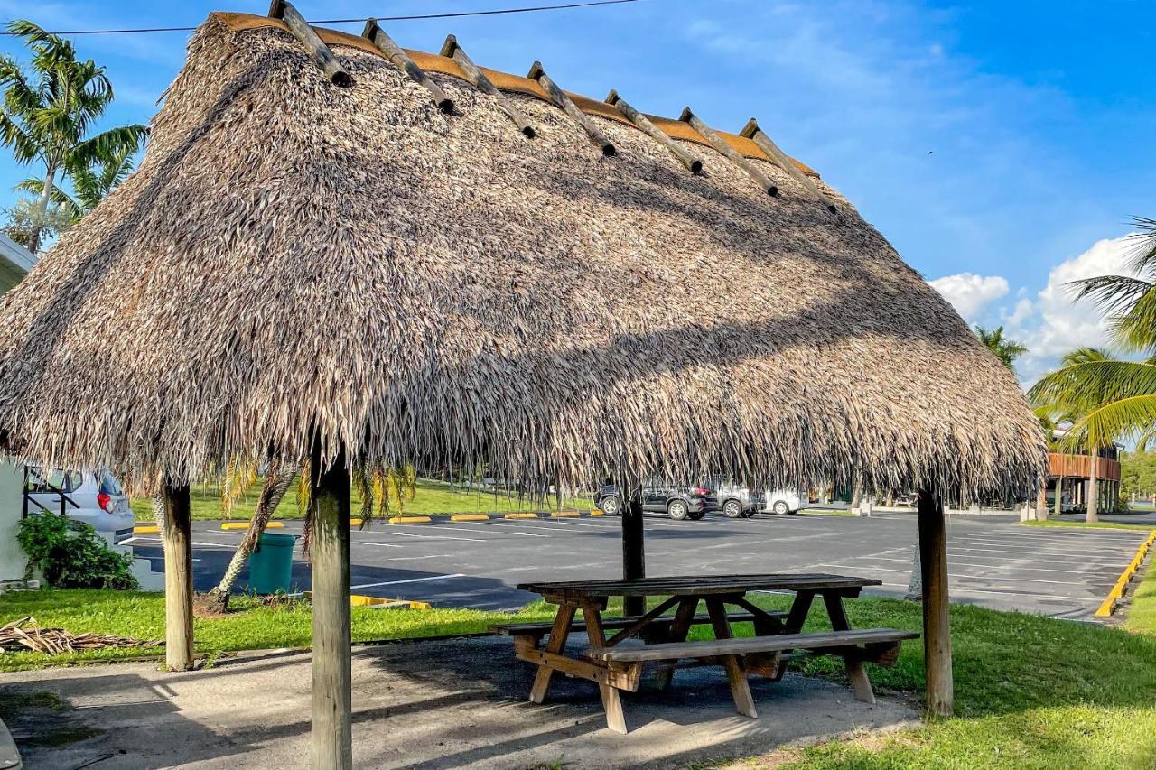 Captain'S Table Hotel By Everglades Adventures Екстериор снимка