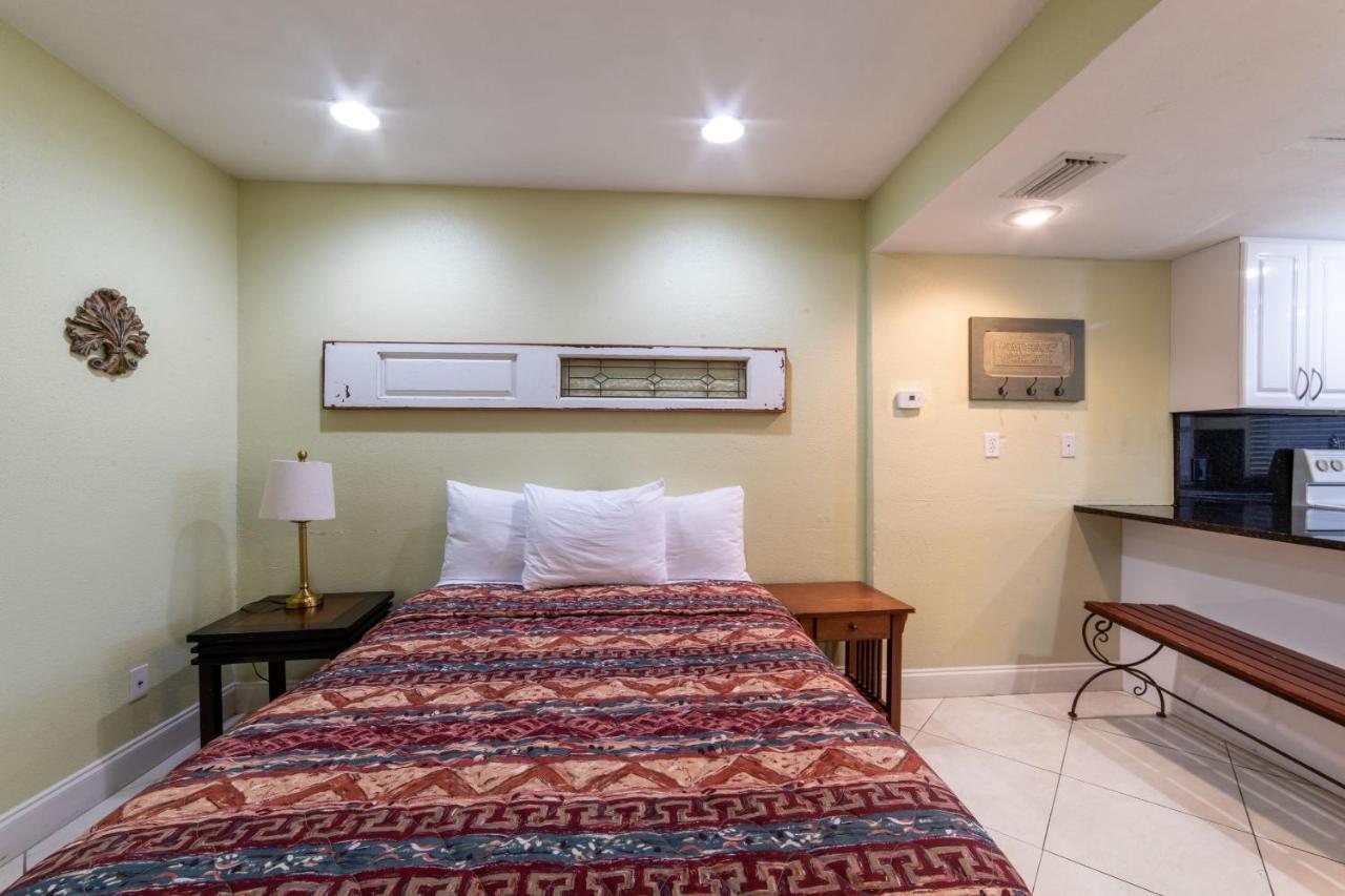 Captain'S Table Hotel By Everglades Adventures Екстериор снимка