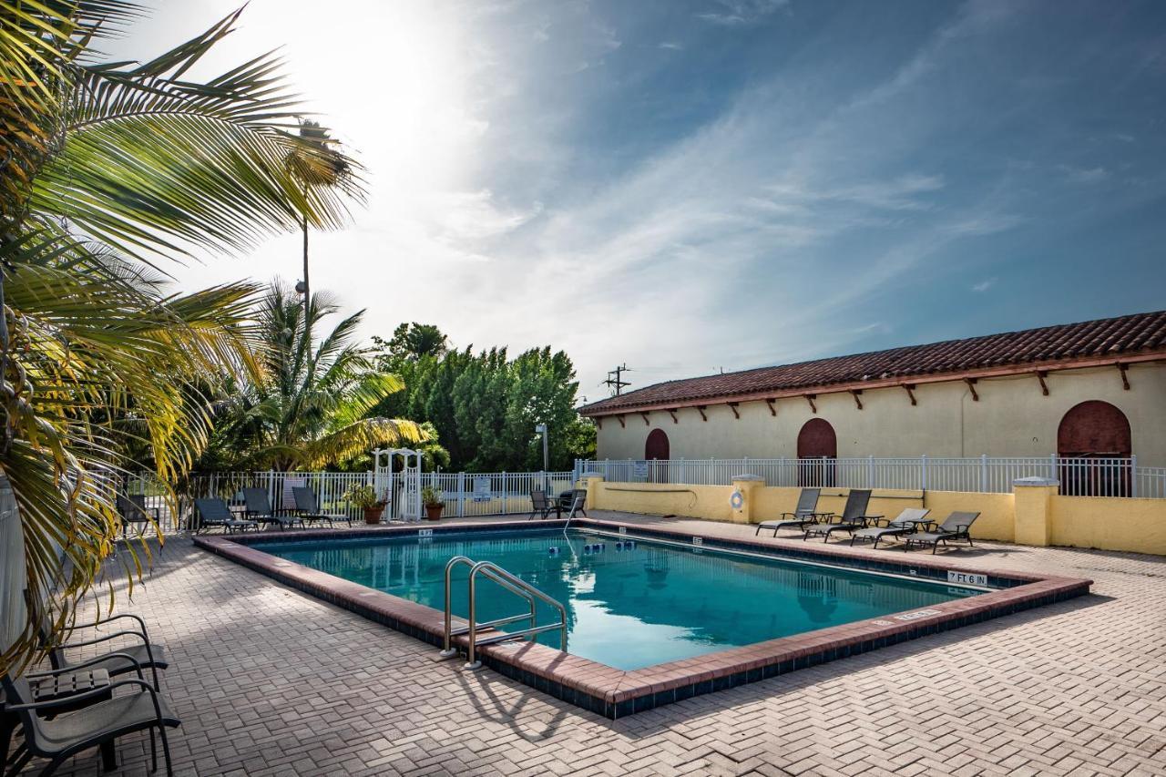 Captain'S Table Hotel By Everglades Adventures Екстериор снимка