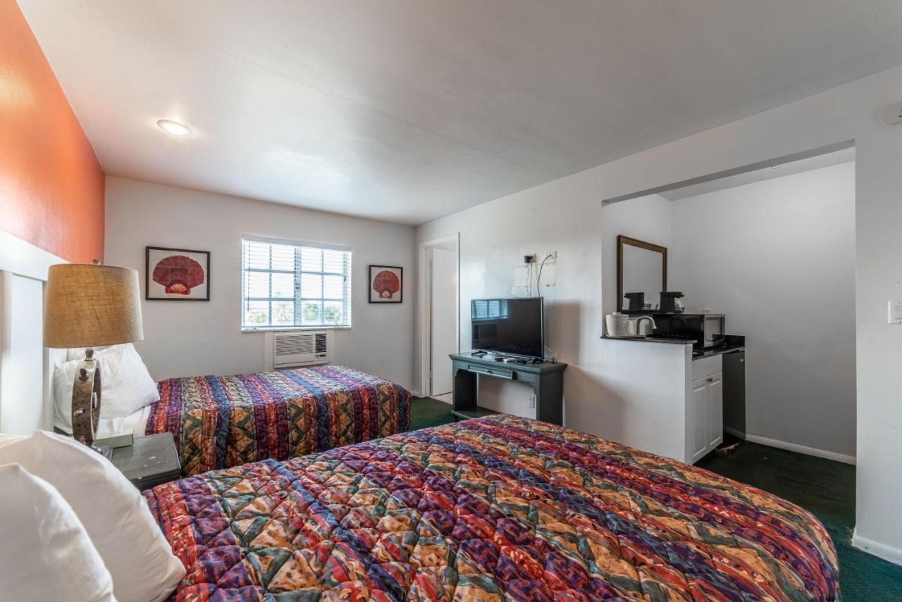 Captain'S Table Hotel By Everglades Adventures Екстериор снимка