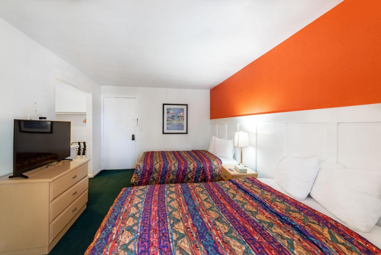 Captain'S Table Hotel By Everglades Adventures Екстериор снимка
