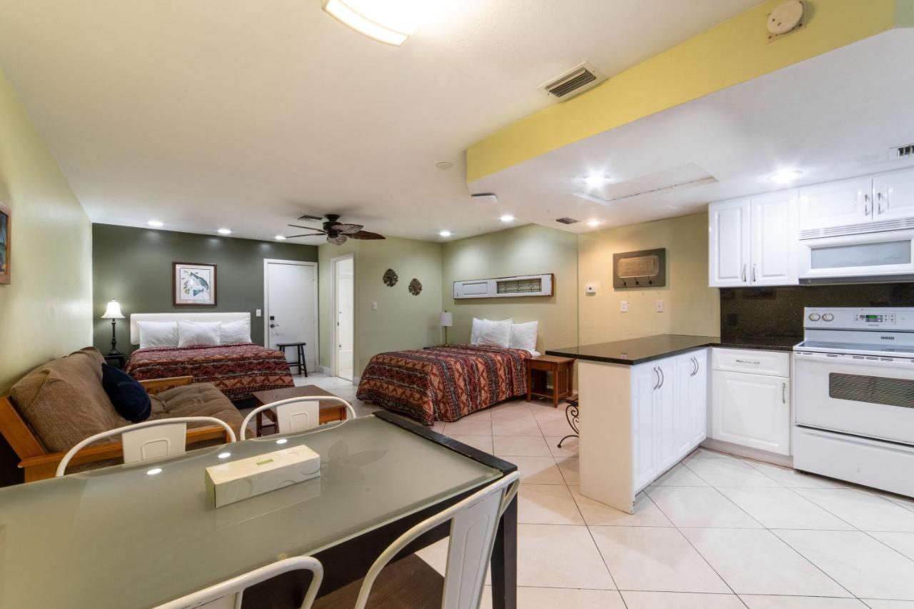 Captain'S Table Hotel By Everglades Adventures Екстериор снимка