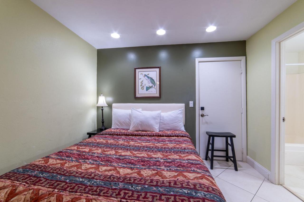 Captain'S Table Hotel By Everglades Adventures Екстериор снимка