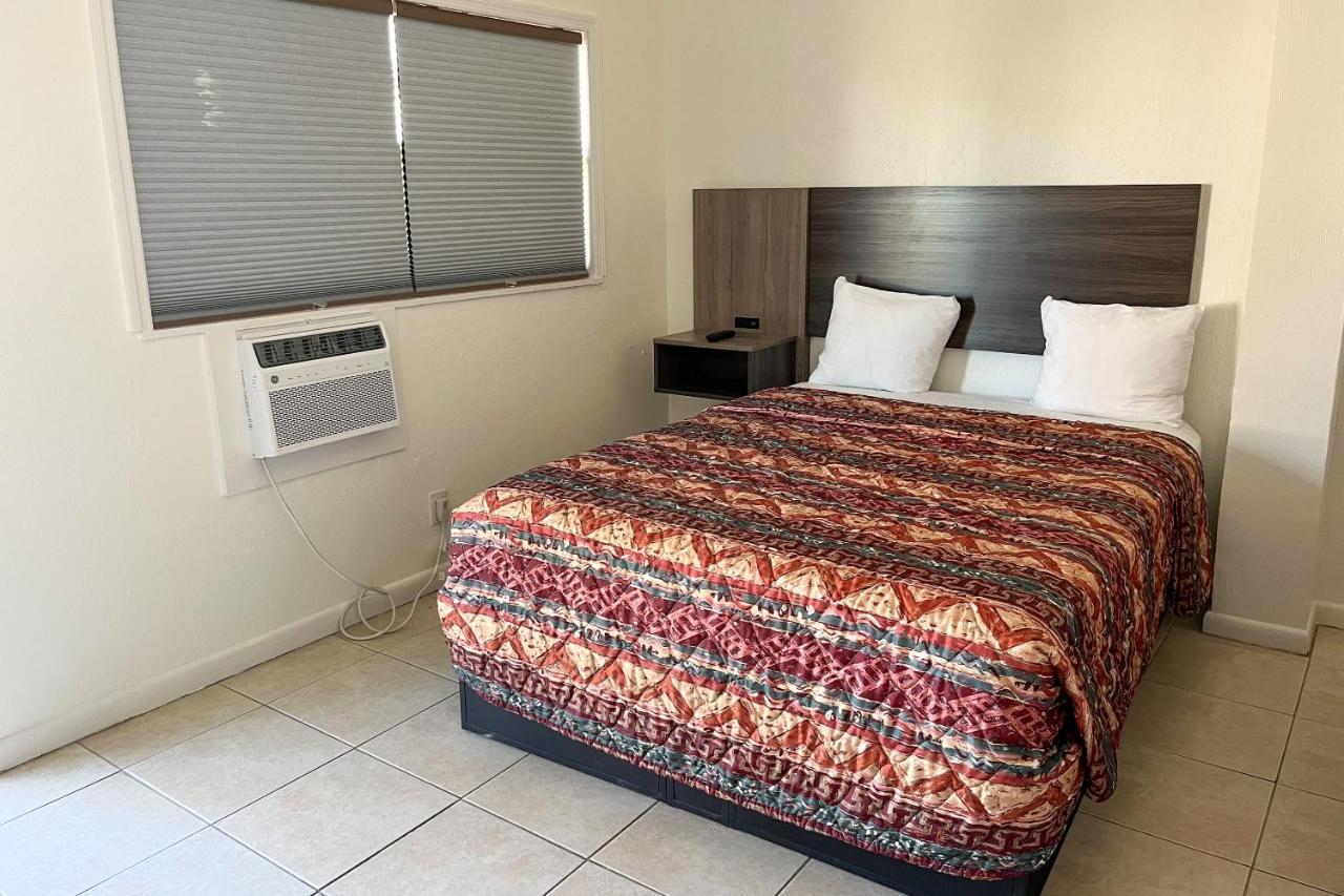 Captain'S Table Hotel By Everglades Adventures Екстериор снимка