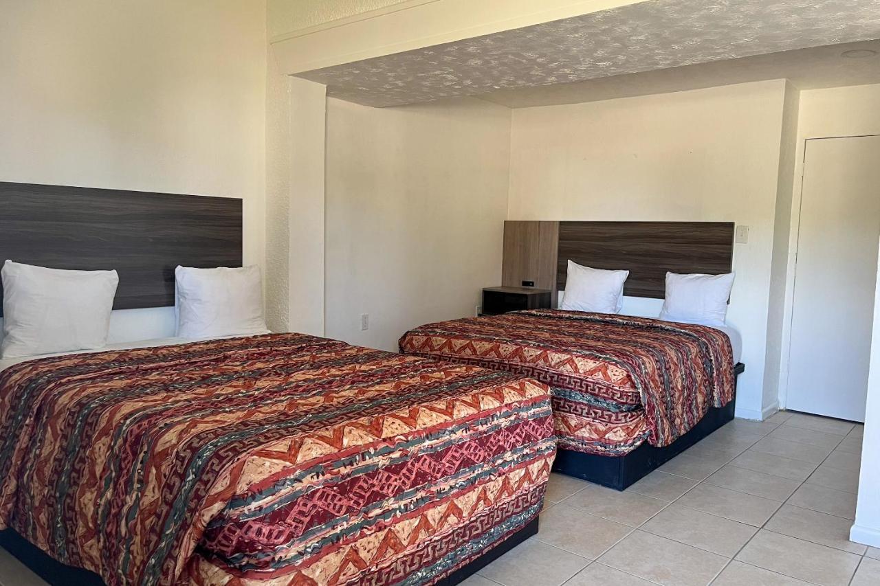 Captain'S Table Hotel By Everglades Adventures Екстериор снимка