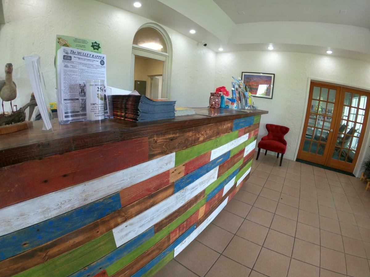 Captain'S Table Hotel By Everglades Adventures Екстериор снимка