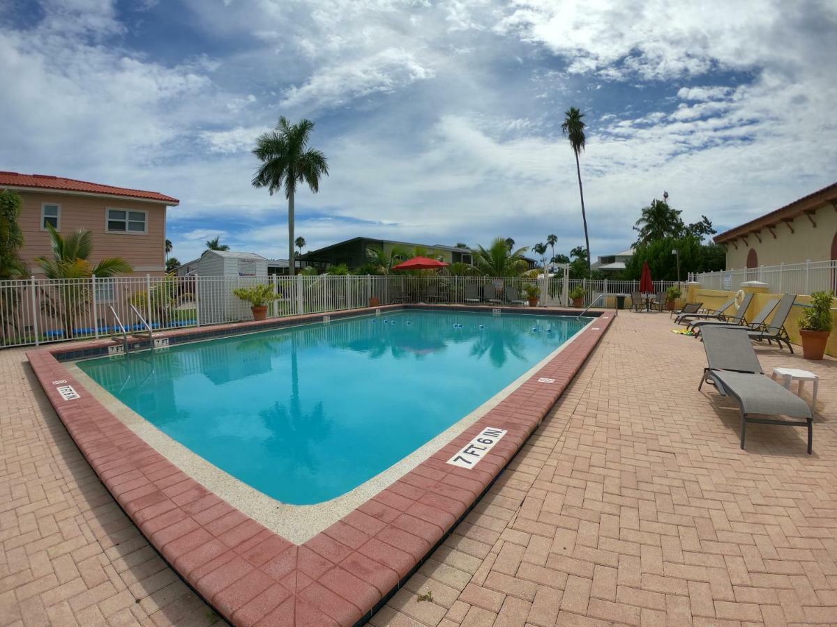 Captain'S Table Hotel By Everglades Adventures Екстериор снимка