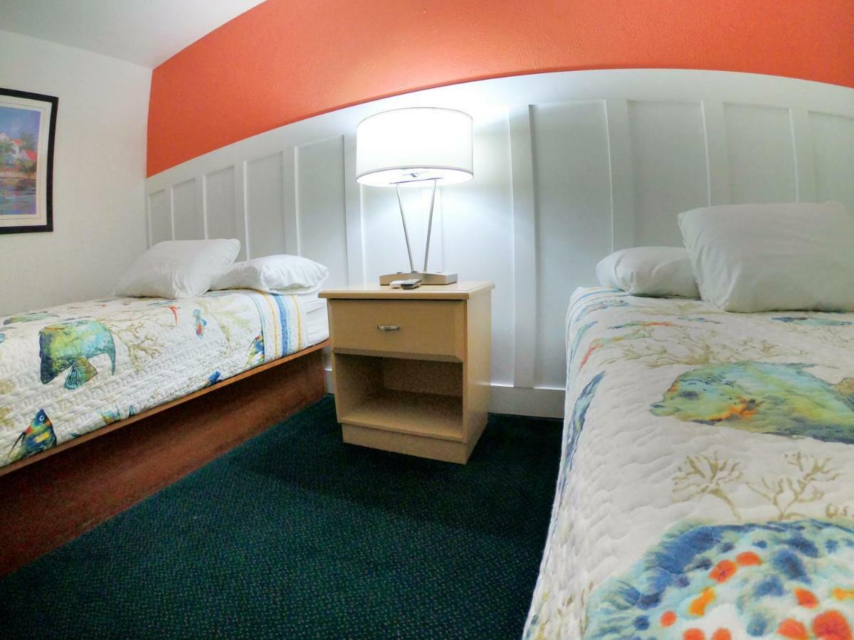 Captain'S Table Hotel By Everglades Adventures Екстериор снимка